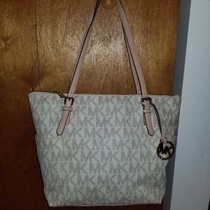 Michael Kors Jet Set Top Zip Tote in Vanilla